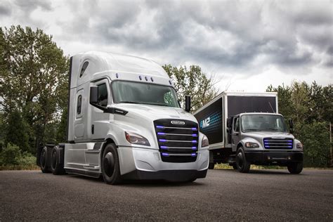 Daimler Trucks North America Unveils Two Freightliner Electric Vehicle