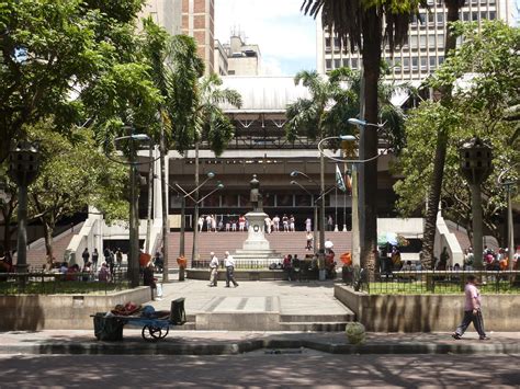 Convergencia Estética En Medellin Historia Parque Berrío