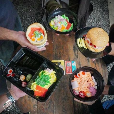 Jawabnya, banyak sekali, mulai dari yang mudah dibuat hingga yang cukup rumit. 4 Kuliner Viral di Bandung, Ada Es Krim Bentuk Ramen