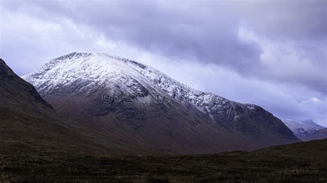 Snowcapped Mountain Range In Scottish Highlands Stock Afbeelding