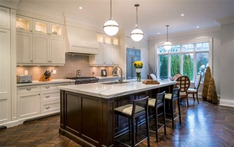 The traditional cue also adds a layer of visual interest to this luxurious kitchen with a hardwood floor. 34 Kitchens with Dark Wood Floors (Pictures) | Cream colored cabinets, Marble countertops and ...