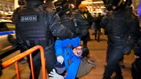 thousands of russians arrested for protesting putin s war on ukraine human rights group says