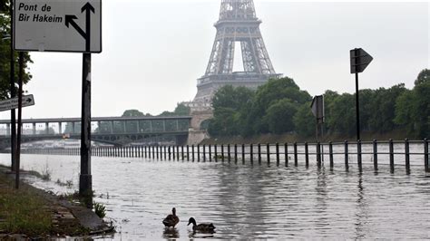 Paris Floods 14 Dead Louvre Artwork Threatened Abc13 Houston