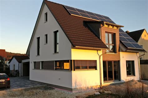 Durch die satteldach neigung kann man das satteldachhaus mühelos unterschiedlichen umgebungen anpassen. Einfamilienhaus modern Holzhaus Satteldach Gaube mit ...