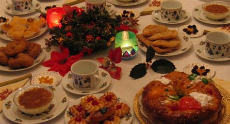 Merry christmas translates to portuguese as feliz natal and although this is the most common way to express your christmas greetings, you can also the madeiros, madeiros de natal or fogueiras do galo are big fires that are traditionally lit voluntarily on christmas eve. Portuguese Menu: Merry Christmas!