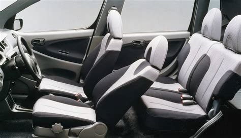 Daihatsu YRV Afmetingen Interieurs Motoren Prijzen En Concurrenten