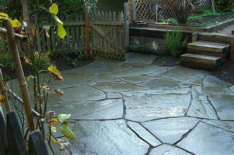 This Pennsylvania Bluestone Flagstone Patio Set In Crushed Rock