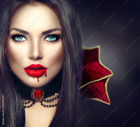 Halloween Vampire Woman Portrait Sexy Vampire Girl With Dripping Blood On Her Mouth Stock Foto