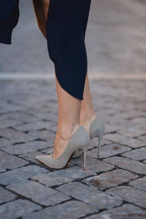 What Color Shoes To Wear With Navy Dress According To Trends