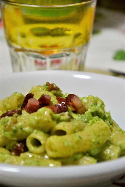 Cuocere la pasta in abbondante acqua salata, scolarla e versarla nella padella contenente la crema di formaggio e broccoli. Pasta con crema di broccoli e pancetta croccante ...