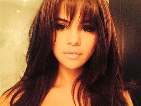 selena gomez debuts new hairstyle gets bangs the economic times
