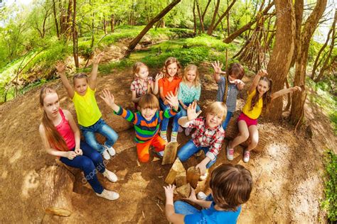 Lindos Niños Divirtiéndose — Foto De Stock © Serrnovik 130010630