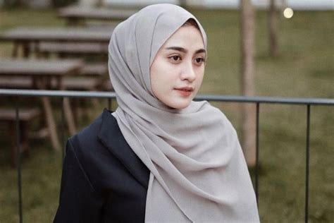 15 Gaya Hijab Untuk Wajah Kotak Bikin Terlihat Tirus Dan Proporsional