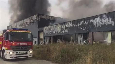 Un Incendio Calcina La Empresa De Quesos Aldanondo En Agurain 13 De Agosto