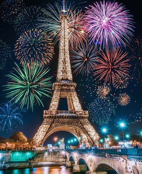 Fireworks At The Eiffel Tower 🎆🎇 Paris Wallpaper Eiffel Tower Paris