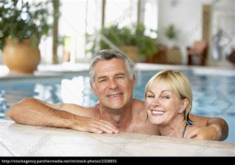 Paar Mittleren Alters Im Schwimmbad Stockfoto Bildagentur PantherMedia