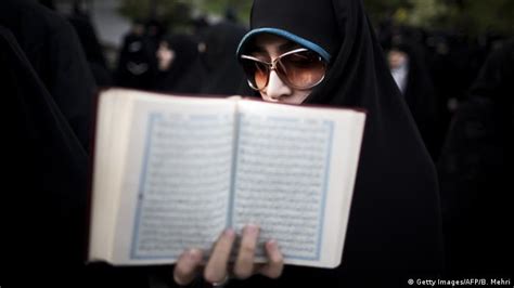 مالزیا؛ زنی که علیه حجاب اجباری مبارزه می‌کند آلمان و جهان Dw 22