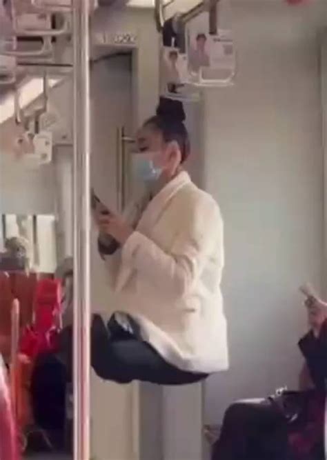【中国】電車のつり革にぶら下がる女性が撮影される 面白びっくり