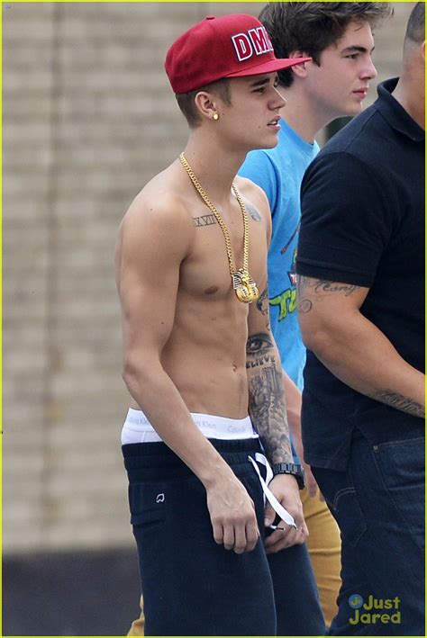 Full Sized Photo Of Justin Bieber Shirtless Shopping In Nyc 03 Justin