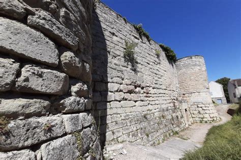 Le Chantier International De Bénévoles Débute Au Château De Beaumont