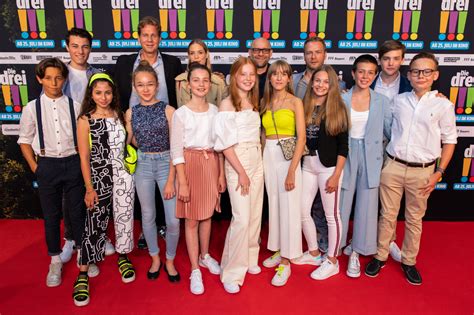 Seit kurzem deckt das dorf seinen kompletten strombedarf und drei viertel des wärmebedarfs durch moderne energien. Die drei !!!: Umjubelte Weltpremiere in Köln - FANCLUB MAGAZIN