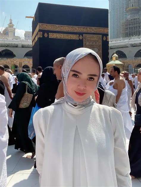 6 Potret Yuni Shara Umrah Tampilan Hijab Manis Sukses Bikin Pangling