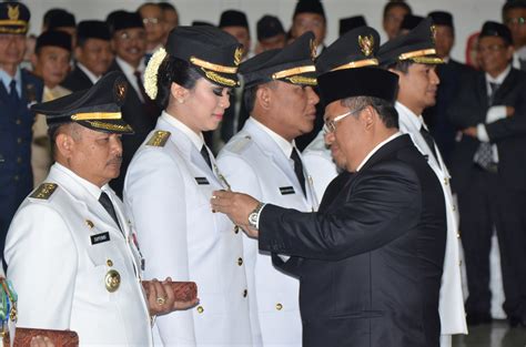Wakil Bupati Karawang Dan Menteri Bumn Akrab Di Gebyar Paket Pangan Images And Photos Finder