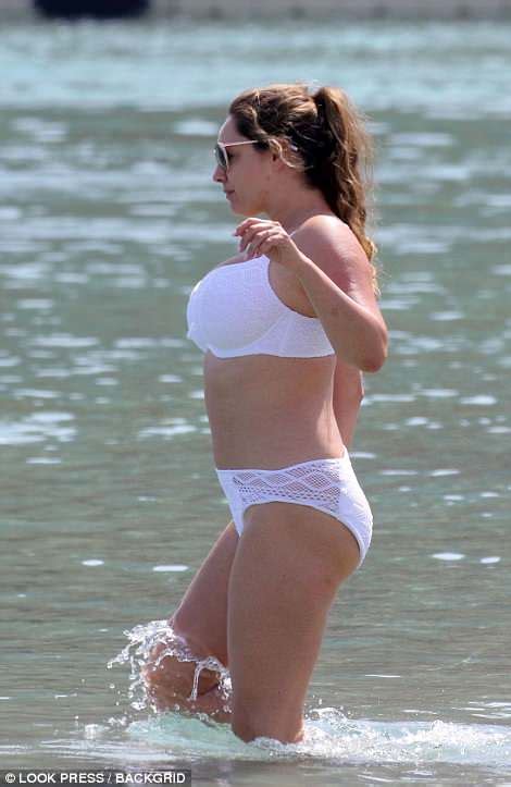 Kelly Brooks Lacy White Bikini Barely Contains Her Ample Assets Daily Mail Online