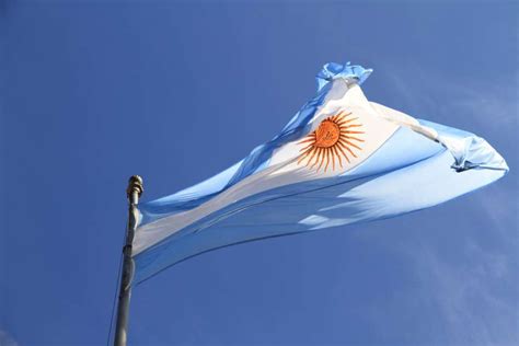 🥇 Imagen De Bandera De Argentina Flameando 【foto Gratis】 100027546