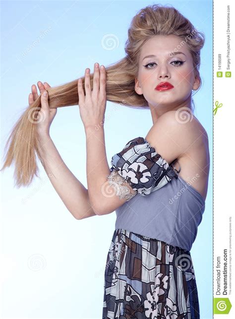 Blonde De Cabelos Compridos Bonito Imagem De Stock Imagem De Menina Forma
