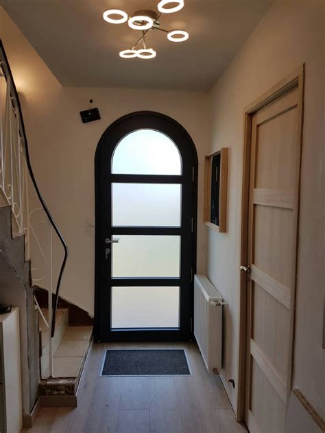 Un large choix de blocs portes d'entrée métalliques adaptés selon les besoins : DOV ouvertures - PORTE D'ENTREE CINTREE MIXTE BOIS/ALU à Couëron