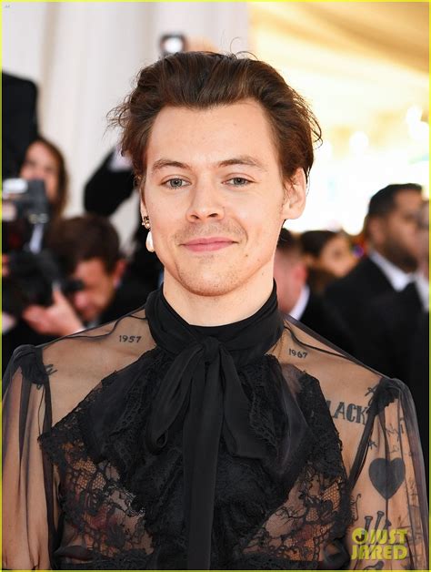 Ed sheeran, the weeknd, miley cyrus and harry styles snubbed. Harry Styles Wears Gucci For His First Met Gala : Photo ...