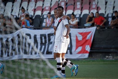 Atacante Da Base Do Vasco Entra Na Mira De Deco Representante Do