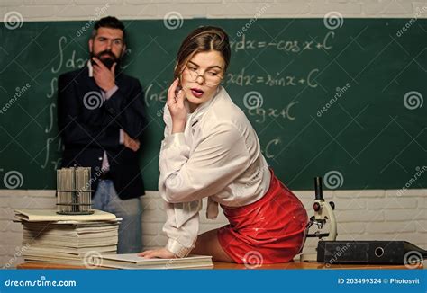 leren verleiden sexy vrouw terug naar de klas sensuele vrouwelijke leraar met sexy uiterlijk