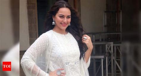 Sonakshi Sinha Celebrates The Entry Of Mission Mangal In 100 Crore