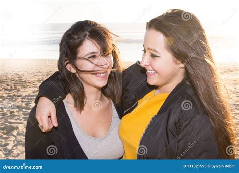 Deux Filles Lesbiennes Se Reposant Sur La Plage Dautomne Image Stock