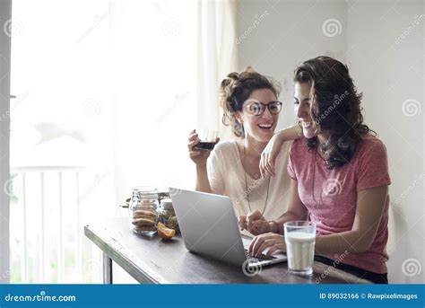 lesbisch paar samen binnen concept stock foto image of laptop voedsel 89032166
