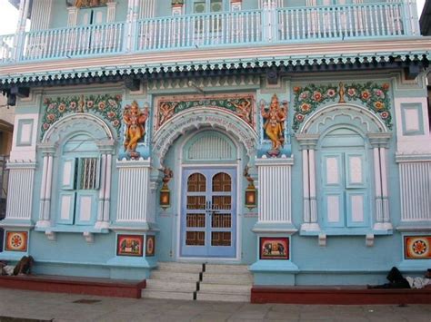 10th slide Indian house--- the traditional house in India ... The street section shows very closely spaced houses.