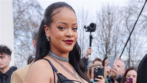 Endspurt Rihanna Zeigt Ihren Nackten Babybauch Im Bikini