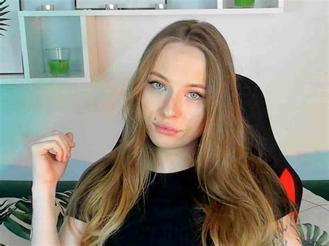 Adelemoring Blond Teen Babe Webcam