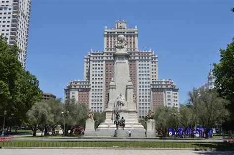 【携程攻略】马德里塞万提斯像景点塞万提斯雕像位于西班牙广场（plaza De España）上，广场上