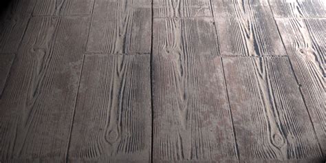 Une terrasse imitation bois en beton imprime pour votre maison. Prix et pose d'une dalle en béton imitation bois | Tarif, coût