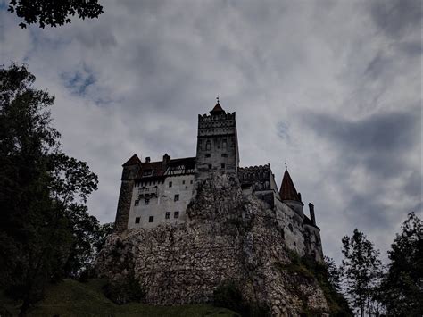 Castillo De Bran Donde Se Dice Que Vivía El Conde Drácula Ruta Por