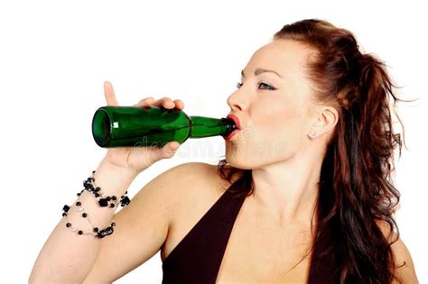 Brunette Que Bebe Una Botella De Cerveza Foto De Archivo Imagen De