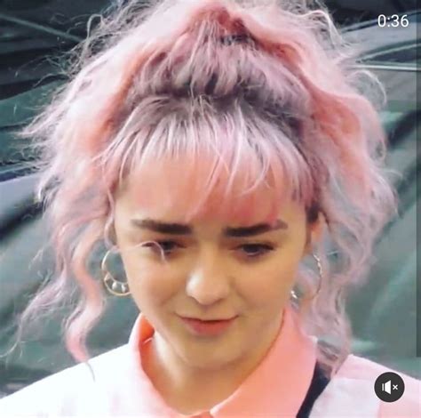 Maisie With Pink Hair Pink Hair Celebrities Hair