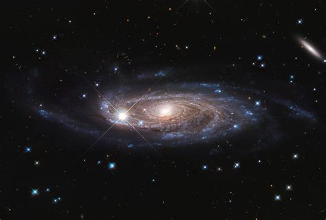 Le Télescope Hubble Photographie Une Galaxie Super Géante