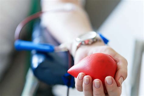 Deux Personnes Reçoivent Une Transfusion De Globules Rouges Créés En