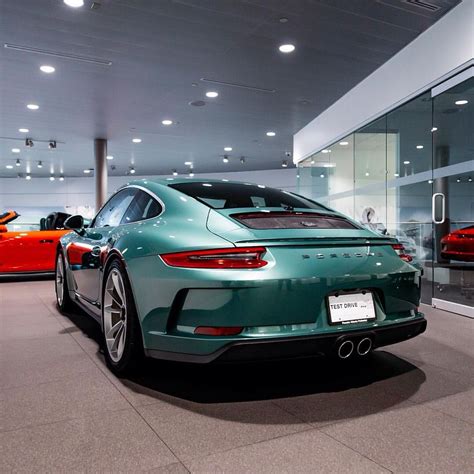 Porsche has just dropped the 992 incarnation of the 911 at the los angeles auto show, but the american venue doesn't allow us to fully enjoy the visual charms of the neunelfer. Racing Green Metallic/Aston Martin Racing Green?