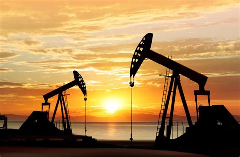 تكرير النفط عملية من العمليات الضرورية التي يمكن معالجة النفط الخام بها، واستخلاص المادة المرغوبة منه، وتحويلها إلى منتجات صالحة للاستهلاك، إذ انه ليس من الممكن استعمال زيت النفط الخام بالصورة التي يوجد بها في باطن الأرض. كيف تبدأ تداول النفط - الدليل الشامل | استثمر في النفط