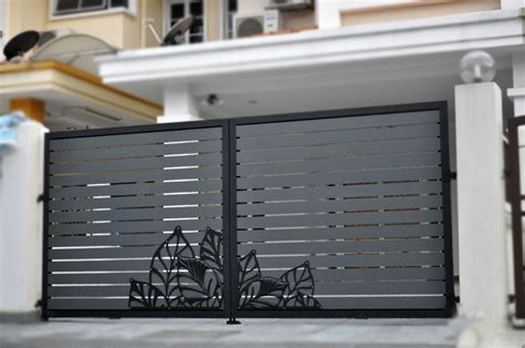 The modern day gates for bungalows are generally big. Modern door gate design | Hawk Haven